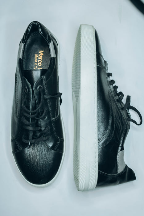 Chaussures noires et blanches