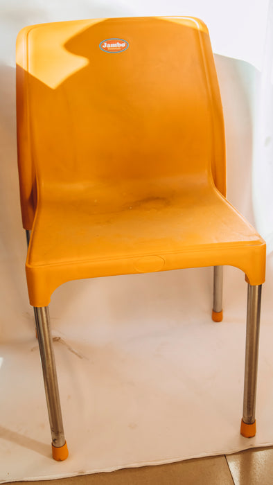 Chaise en plastique avec support en métal