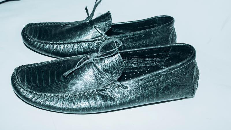 Men's black crocodile-embossed leather driving moccasins|worn for both casual and semi-formal business occasions, showcasing a unique and luxurious texture