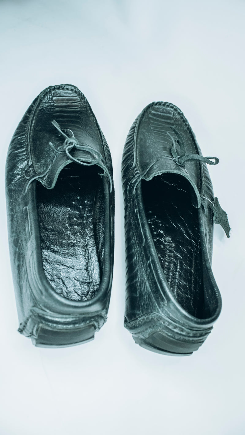 Men's black crocodile-embossed leather driving moccasins|worn for both casual and semi-formal business occasions, showcasing a unique and luxurious texture