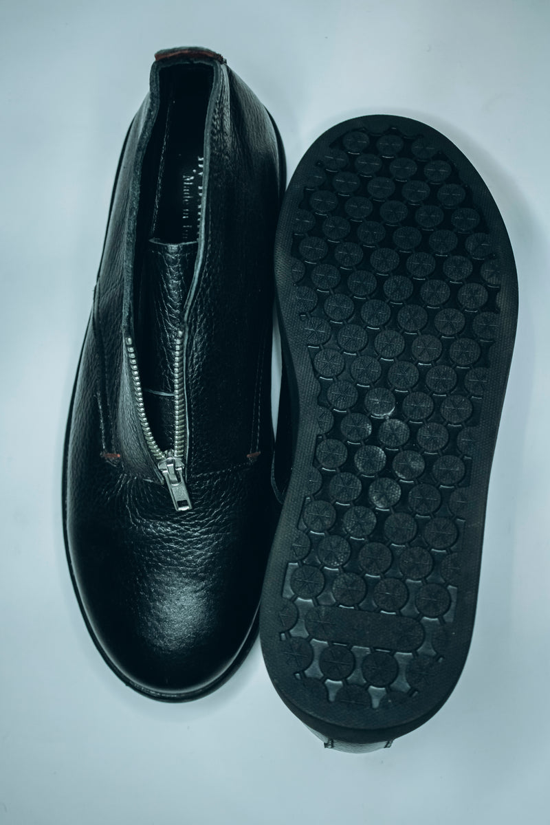 Agnès b. black leather zip-up ankle boots|Style B 15|Front zip fastening, with a "b."