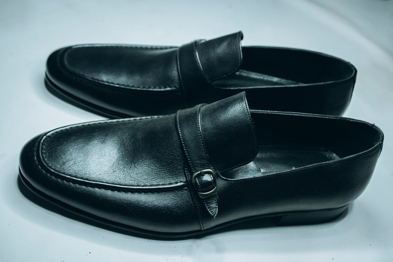 Men's black leather single monk strap loafers|A slip-on design with an apron toe and simple styling.
