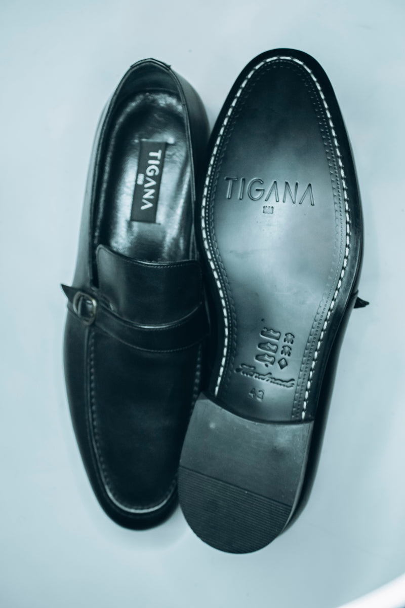 Men's black leather single monk strap loafers|A slip-on design with an apron toe and simple styling.