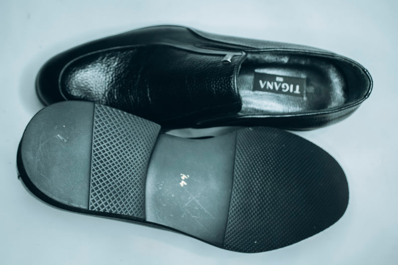 TIGANA Leather men's loafers|A classic, formal, or casual slip-on design |with a durable sole, possibly made of termo or PVC